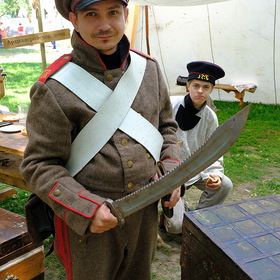 Сапёрный тесак в руках сапёра, русская армия XIX века